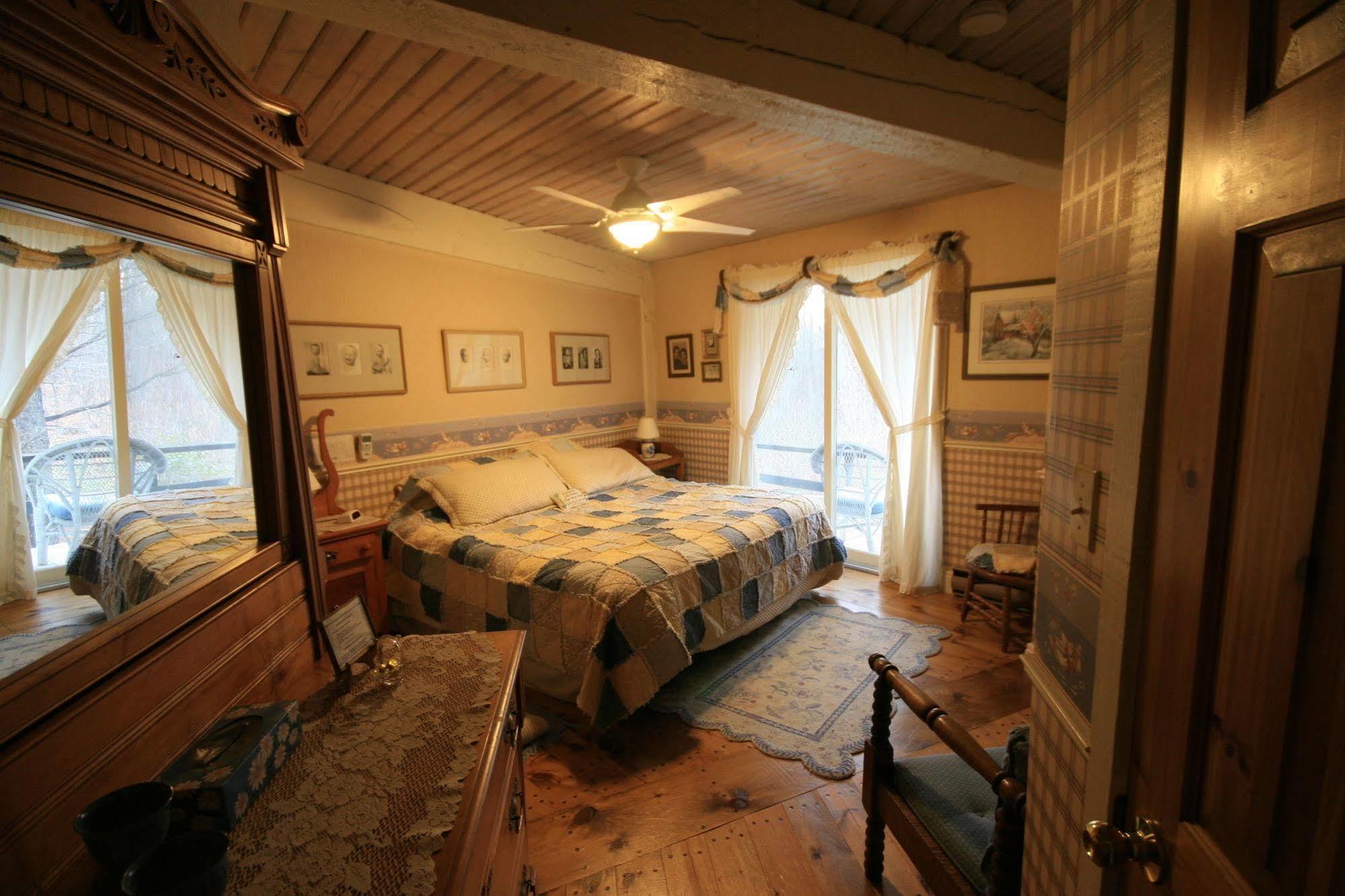 Stouffermill Bed & Breakfast Algonquin Highlands Esterno foto