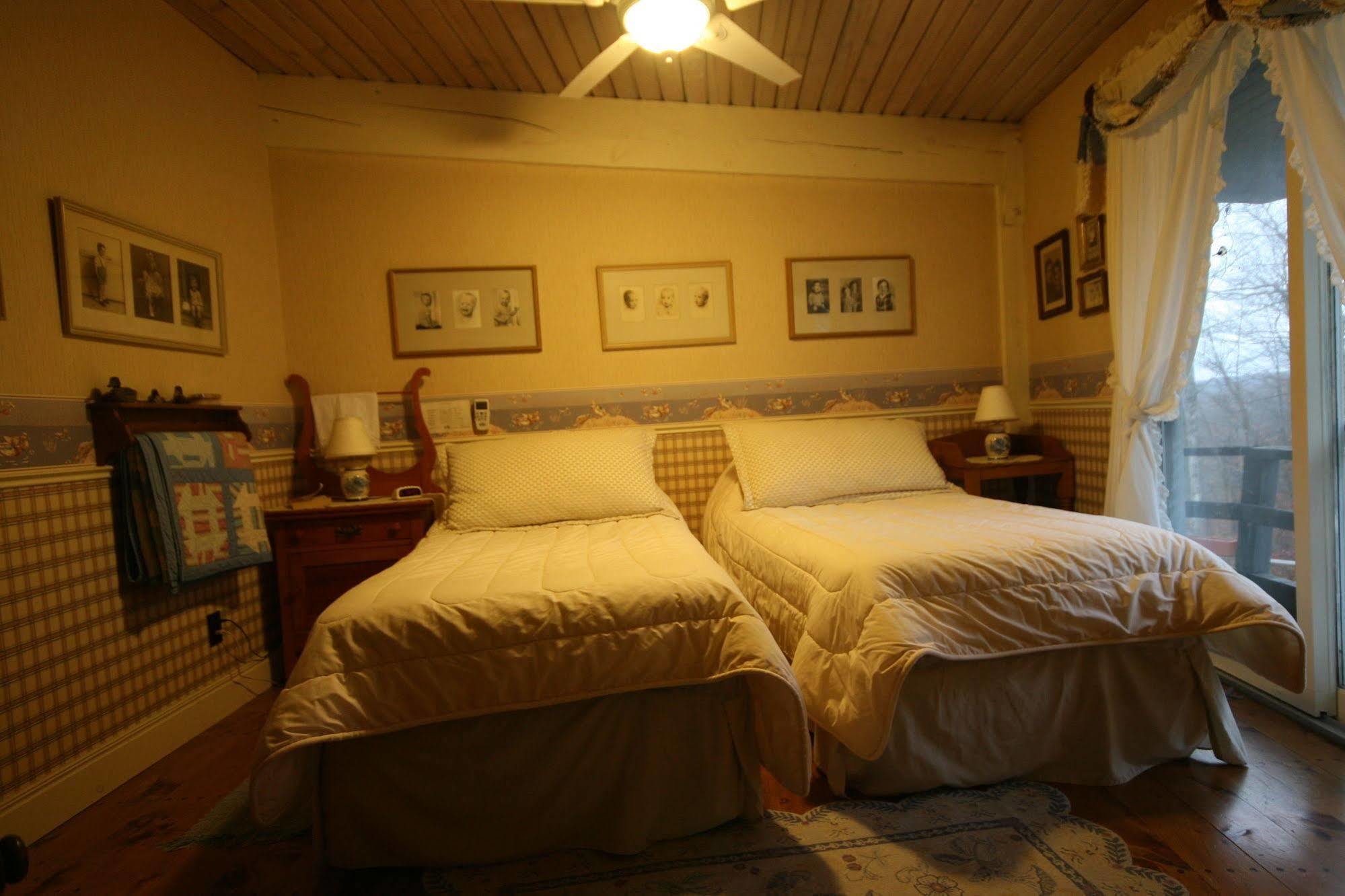 Stouffermill Bed & Breakfast Algonquin Highlands Esterno foto