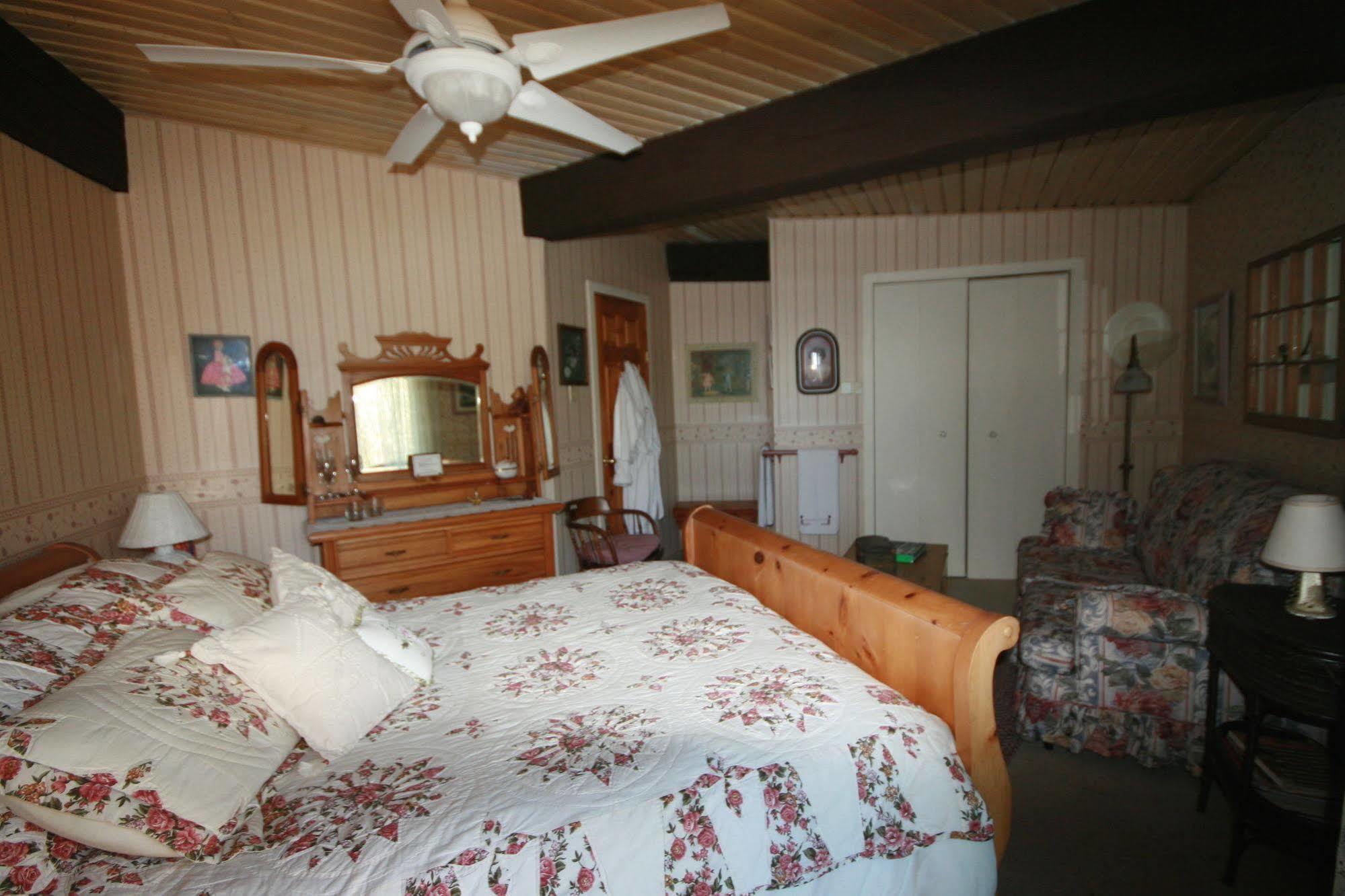 Stouffermill Bed & Breakfast Algonquin Highlands Esterno foto