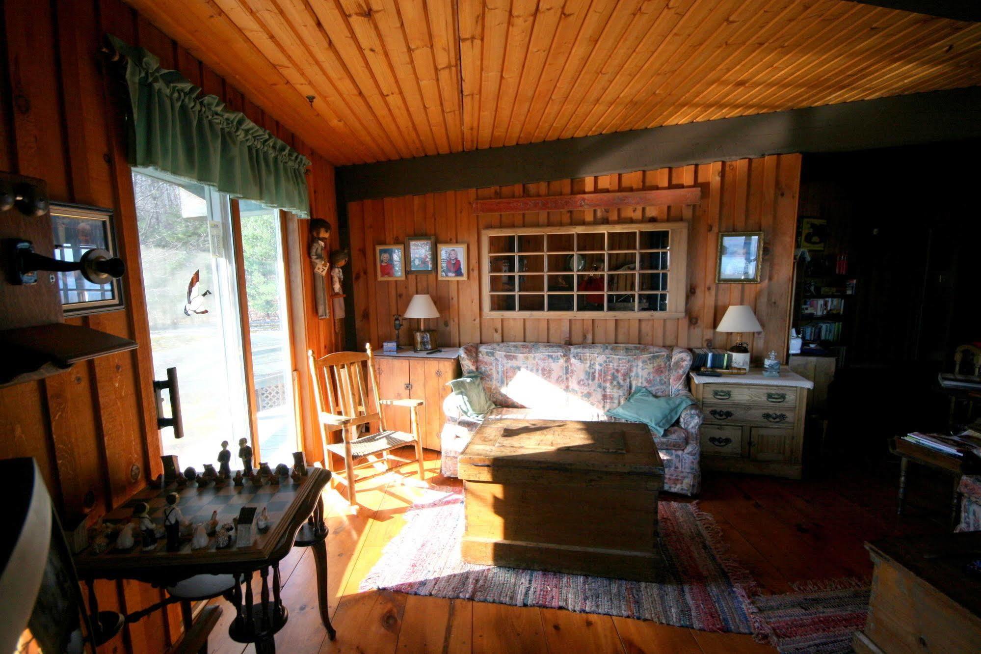 Stouffermill Bed & Breakfast Algonquin Highlands Esterno foto