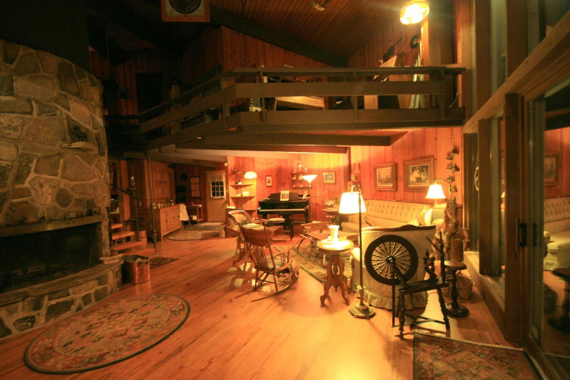 Stouffermill Bed & Breakfast Algonquin Highlands Esterno foto