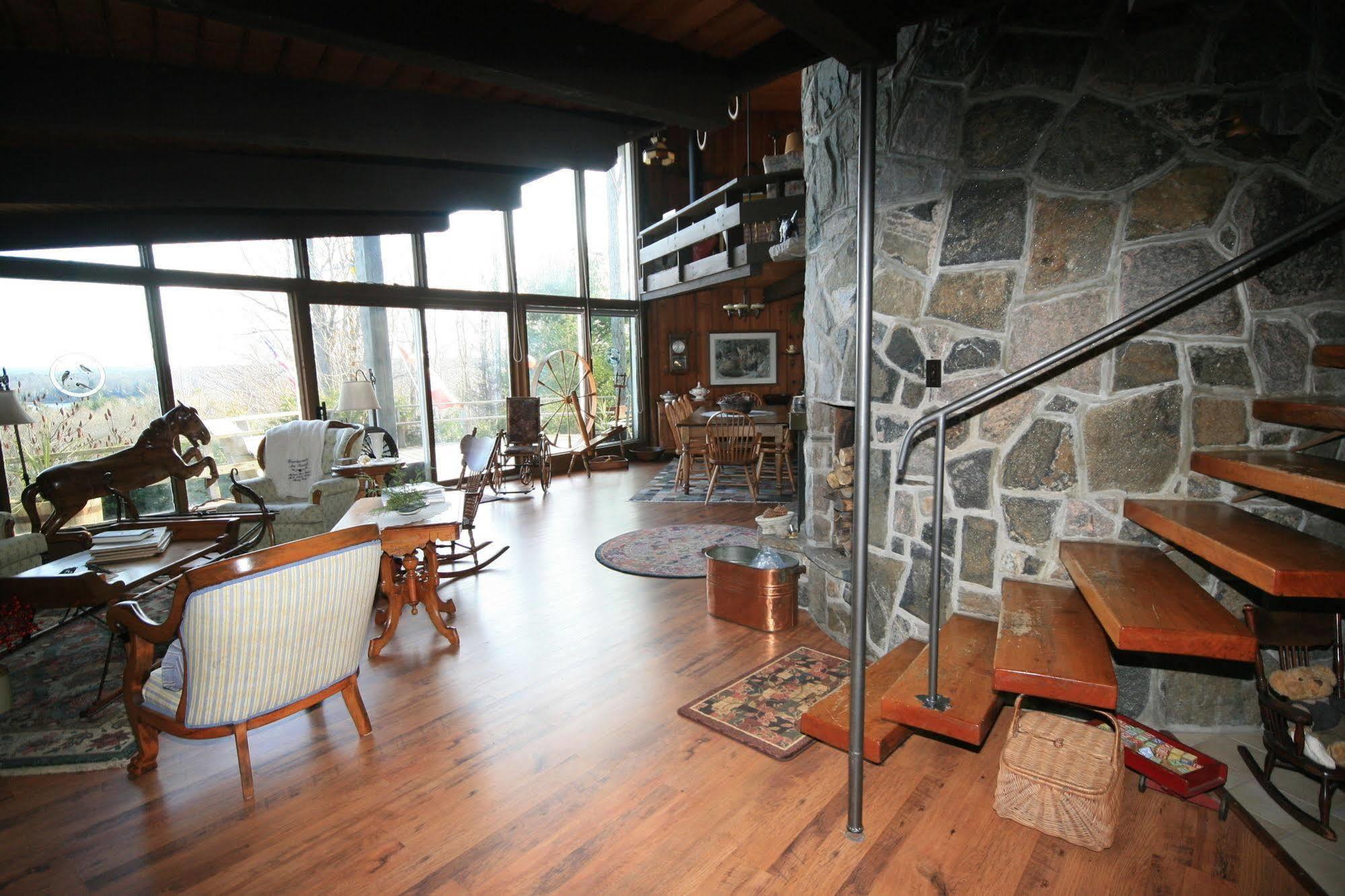 Stouffermill Bed & Breakfast Algonquin Highlands Esterno foto